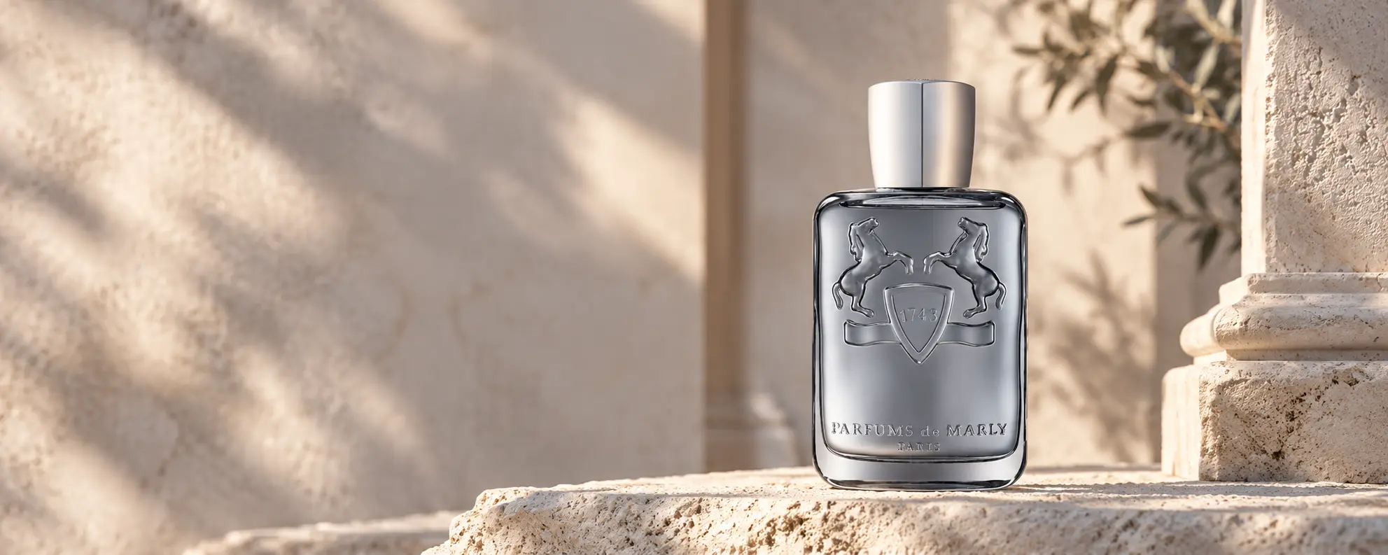 Parfums de Marly Castley sobre piedra clara, en una composición editorial