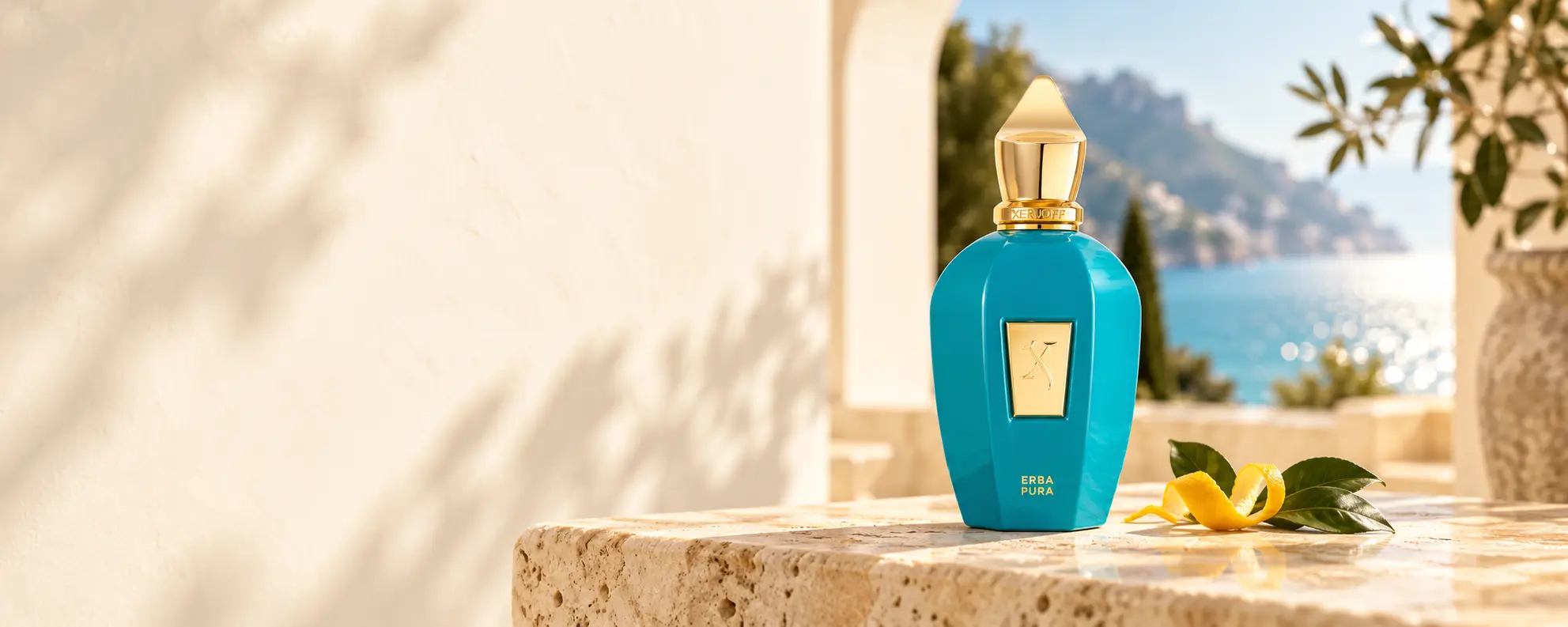 Xerjoff Erba Pura con luz mediterránea y piedra travertino